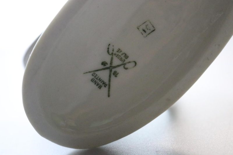Figurin, flicka med paraply och gås märkt: hand painted 1839, under glaze 10
