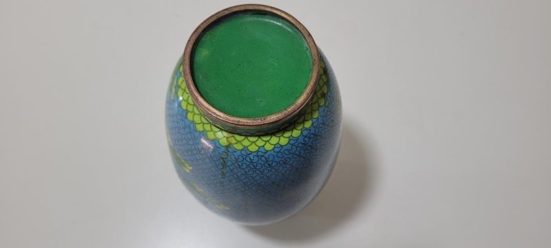Blomvas, Kina 1900-tal, Cloisonne-vas dekorerad med pioner