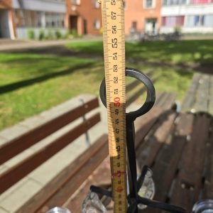 Elegant Ljuskrona i Smide med Glasdetaljer – Tidlös Skönhet för Ditt Hem