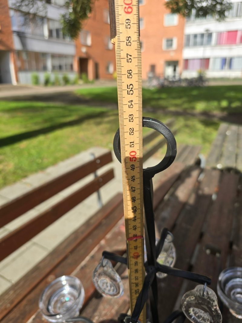 Elegant Ljuskrona i Smide med Glasdetaljer – Tidlös Skönhet för Ditt Hem