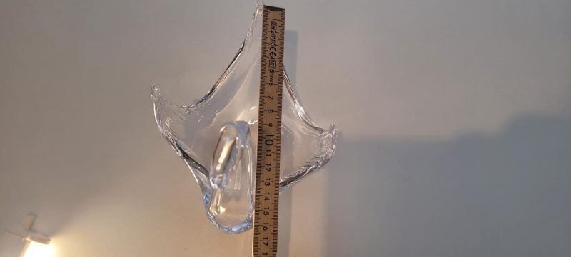 Svan i glas med uppspärrade vingar och vackert krökt hals