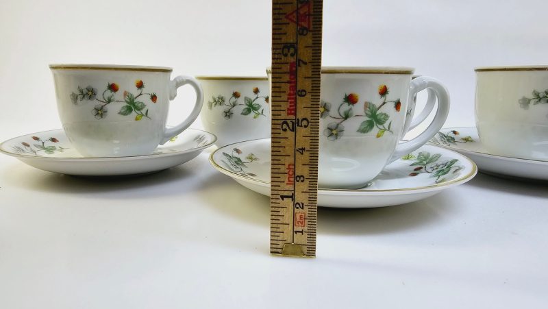 Charmigt kaffekoppsset på 5 koppar från Christineholm med jordgubbsmotiv