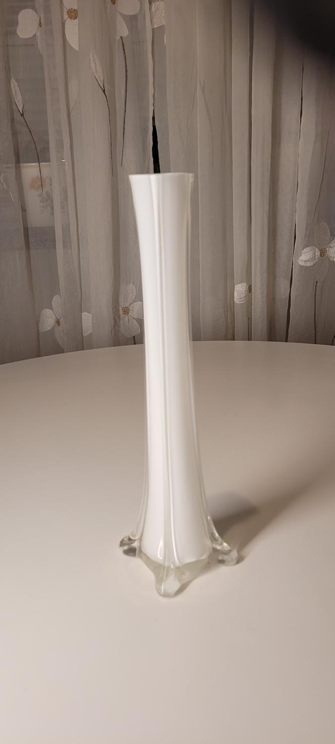 Stor art deco glasvas ca 30cm - vit, troligen Johansfors