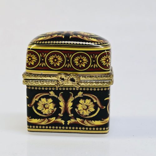 Elegant vintage parfymbox med flaskor från Past Times – unik och charmig!