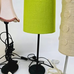 Blandat parti bordslampor och taklampa – charmig inredning för ditt hem!