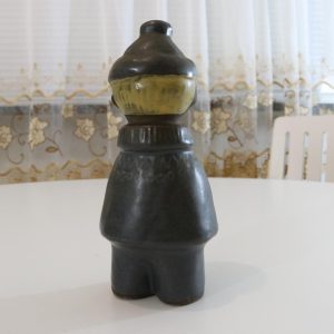 Figurin, pojke i vinterkläder, signerad ma.