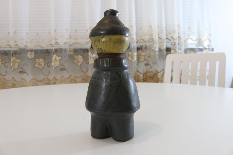 Figurin, pojke i vinterkläder, signerad ma.