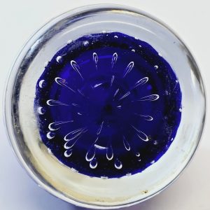 Blå Ljuslykta med Bubblor – Handgjord från Svenskt Glasbruk