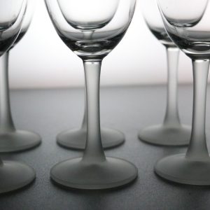 Eleganta Vinglas med Frostad Fot – Skandinavisk Stil och Raffinerad Design