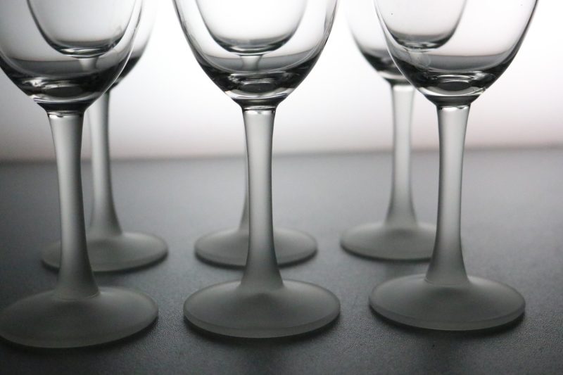 Eleganta Vinglas med Frostad Fot – Skandinavisk Stil och Raffinerad Design
