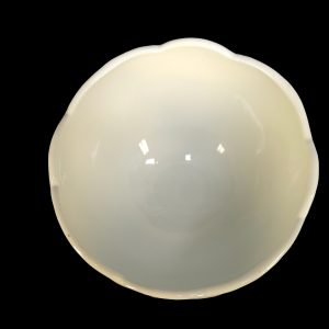 Vacker vit skål på fot – Tidlös elegans och klassisk charm