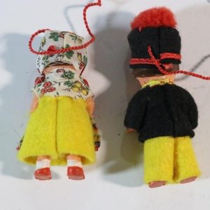 Prydnader, små dockor med  folkdräkt