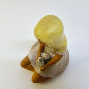 Flicka med fåglar – Keramikskulptur, 16 cm hög