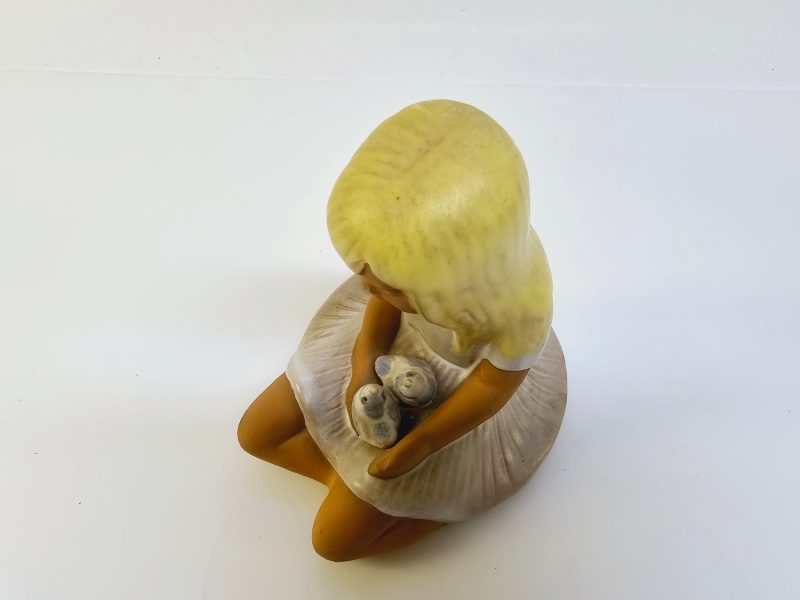 Flicka med fåglar – Keramikskulptur, 16 cm hög