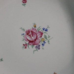 Eleganta djupa tallrikar med blommotiv – 24 cm, klassisk charm