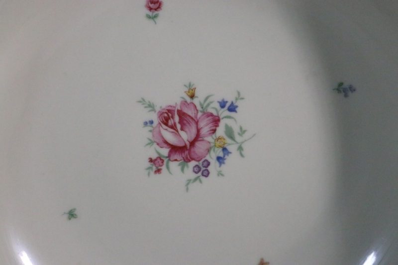 Eleganta djupa tallrikar med blommotiv – 24 cm, klassisk charm