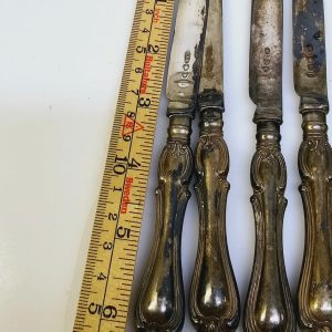 Charmigt set med 5 antika knivar i nysilver och dekorativa handtag