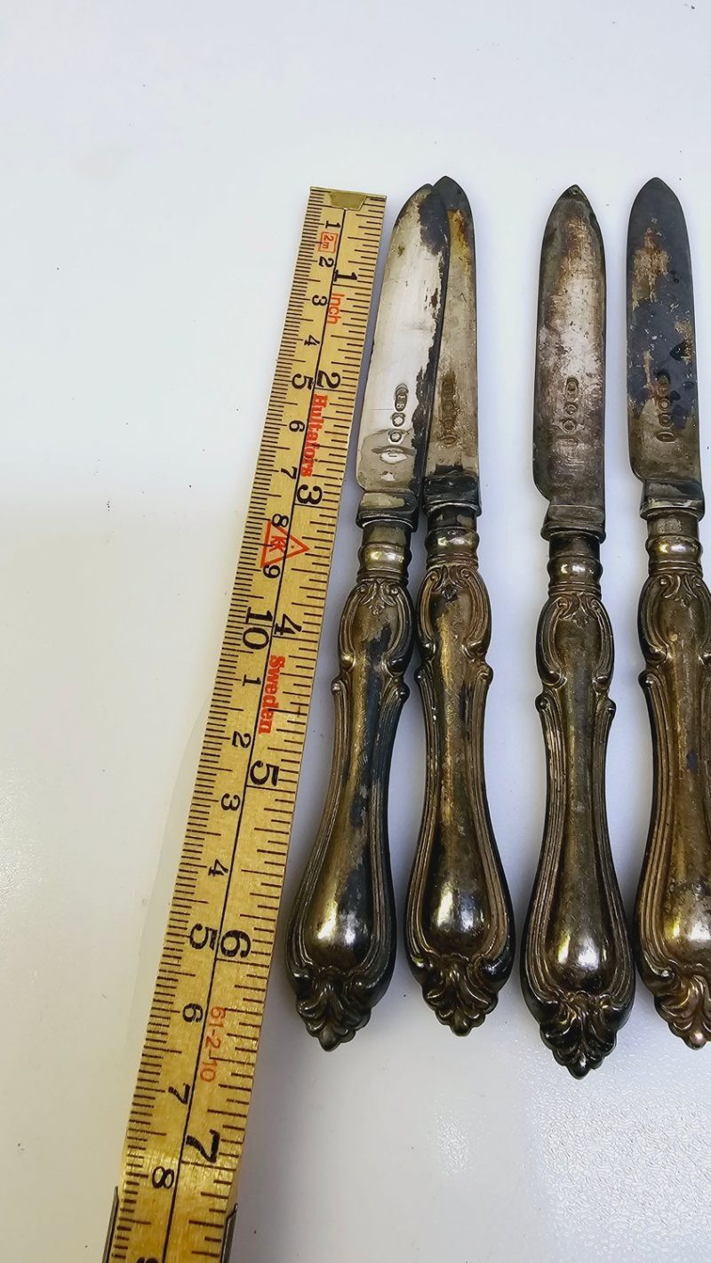 Charmigt set med 5 antika knivar i nysilver och dekorativa handtag