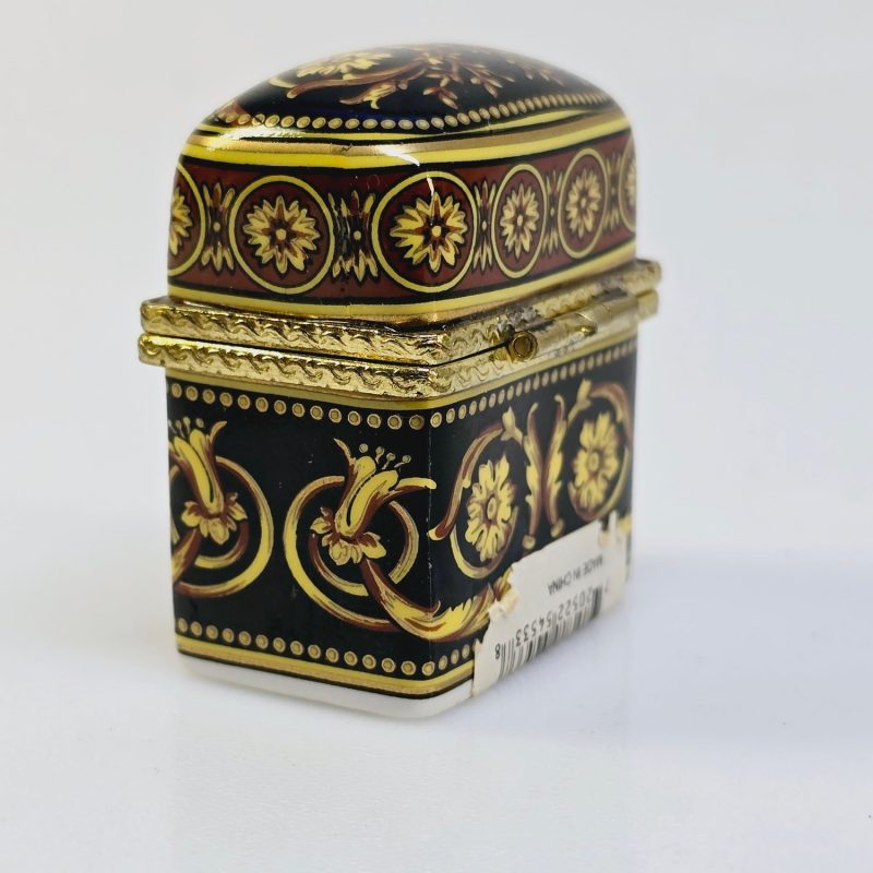 Elegant vintage parfymbox med flaskor från Past Times – unik och charmig!