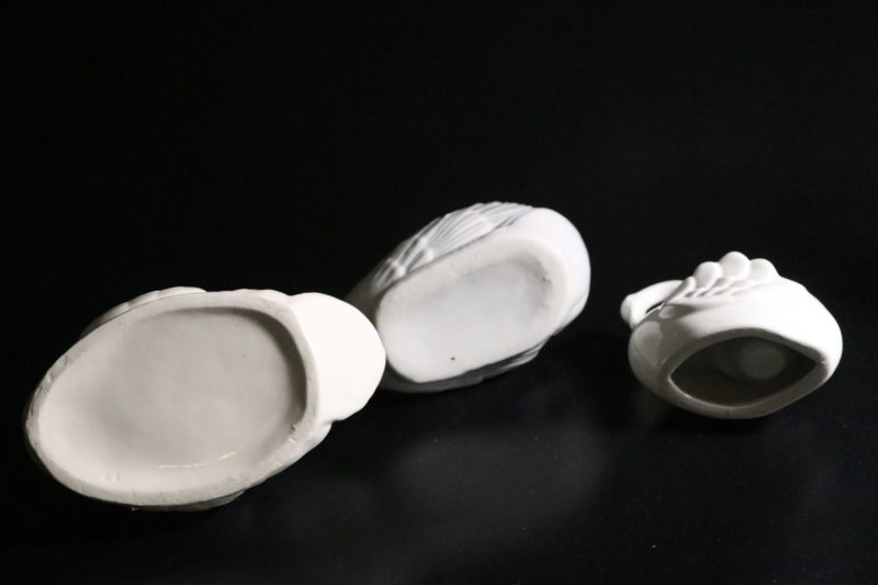 Charmigt set med tre svanformade porslinsfigurer – dekorativt och klassiskt