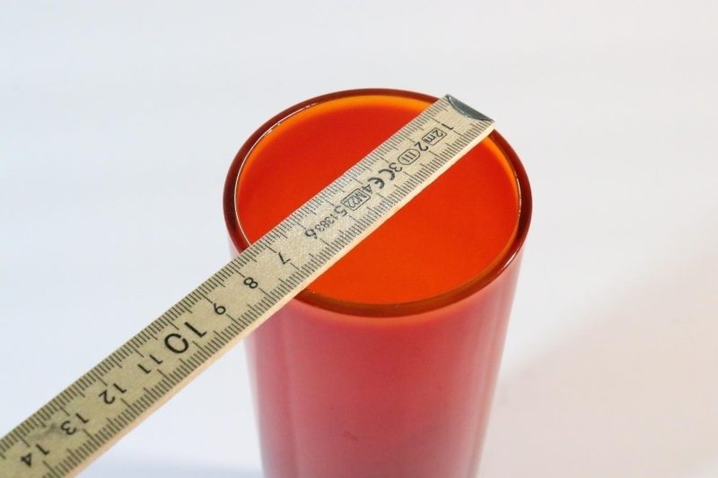 Cylinderformad glasvas, röd övergående mot orange/gul på mynningen