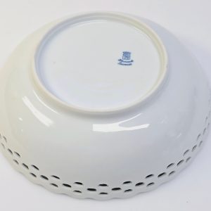 Elegant blåvit skål från Schumann Bavaria med vacker spetskant