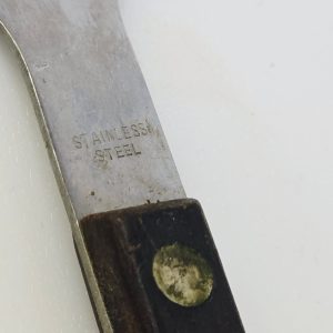 Elegant salladsbestick i rostfritt stål med handtag av trä – 33 cm långa