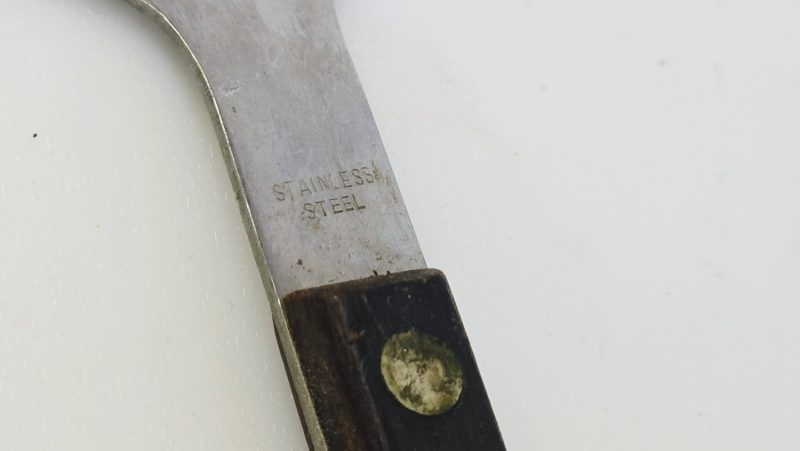 Elegant salladsbestick i rostfritt stål med handtag av trä – 33 cm långa