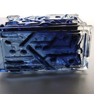 Elegant blå vas i reliefdesign – unik glasdekor för hemmet