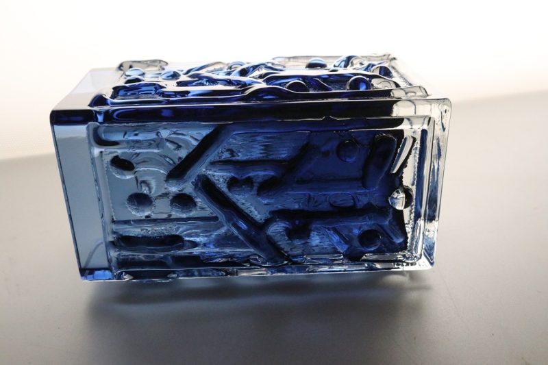 Elegant blå vas i reliefdesign – unik glasdekor för hemmet