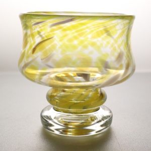 Skål, Virvlad konstglas med fot i klarglas, troligen från svensk glasbruk