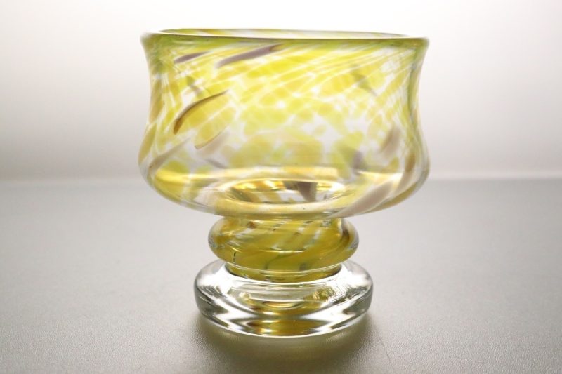 Skål, Virvlad konstglas med fot i klarglas, troligen från svensk glasbruk