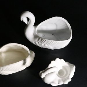Charmigt set med tre svanformade porslinsfigurer – dekorativt och klassiskt