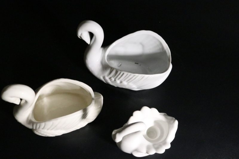 Charmigt set med tre svanformade porslinsfigurer – dekorativt och klassiskt