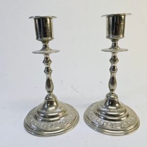 Elegant Silverfärgade Ljusstakar - Tidlös Charm för Din Inredning