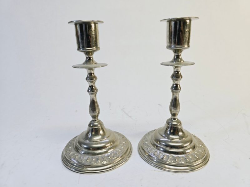 Elegant Silverfärgade Ljusstakar - Tidlös Charm för Din Inredning