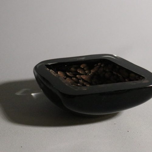 Elegant dekorativ glasskål i svart med metallisk effekt – 14 cm diameter