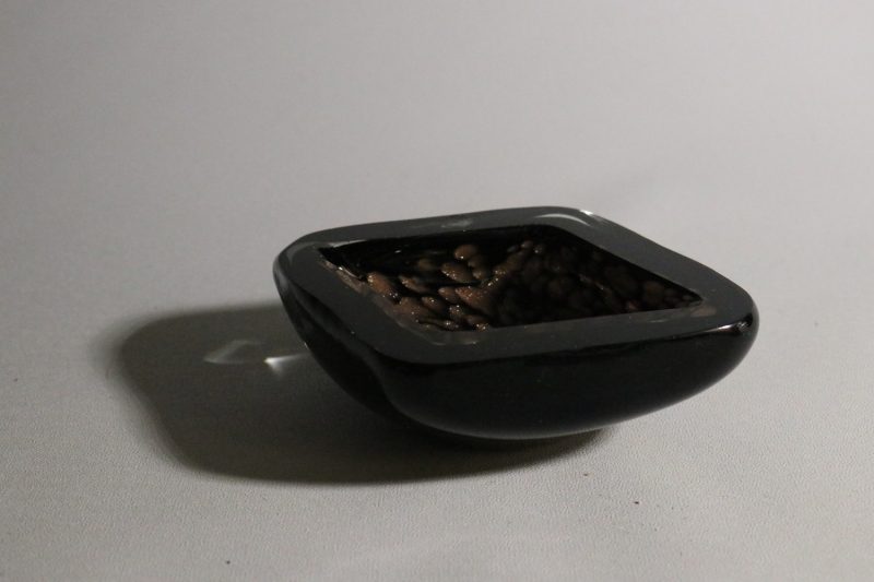 Elegant dekorativ glasskål i svart med metallisk effekt – 14 cm diameter