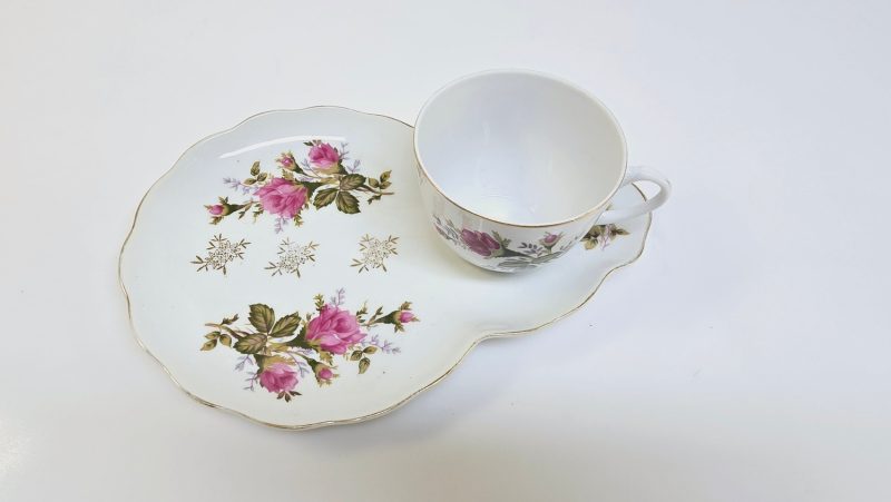 Charmigt Kaffe- och Assiettset med Rosmotiv – Made in China