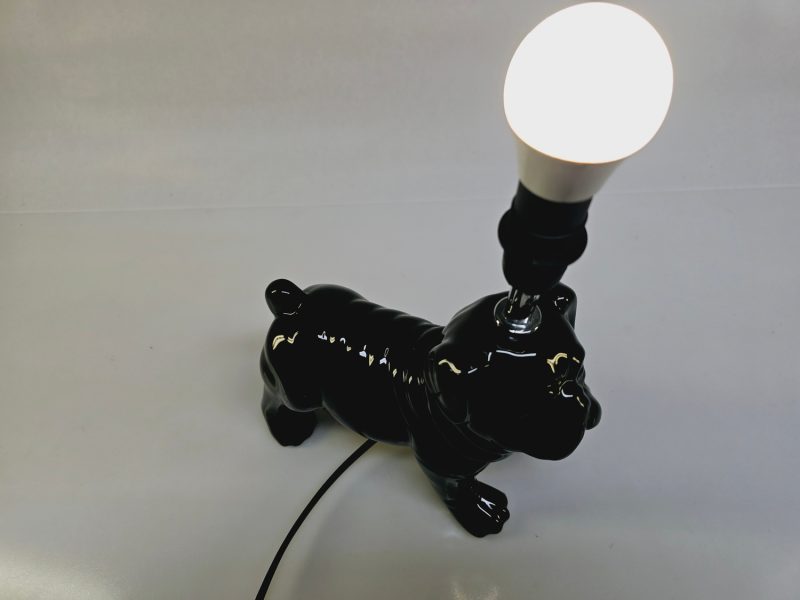 Unik svart bulldog-lampa – modern design för en lekfull inredning