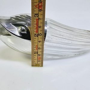 Elegant glasfisk med silverdetaljer – unik och dekorativ!