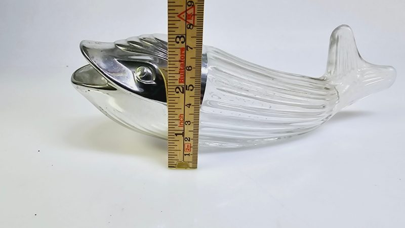Elegant glasfisk med silverdetaljer – unik och dekorativ!