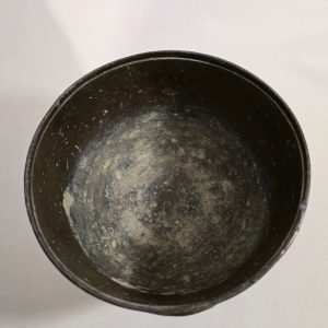 Exklusiv Kinesisk Piedestalskål i Brons med Drakrelief