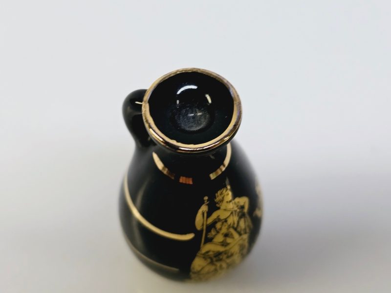 Miniatyrvas med Grekisk Design – En Tidlös Klassisk Detalj
