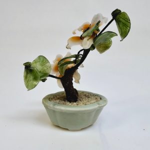 Exklusiv handgjord bonsai med porslinsblommor – unik dekoration i klassisk stil!
