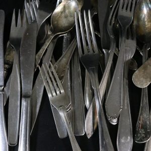 Stort Parti Blandade Vintage Bestick – Knivar, Gafflar och Skedar i Olika Stilar