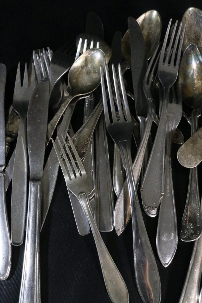Stort Parti Blandade Vintage Bestick – Knivar, Gafflar och Skedar i Olika Stilar