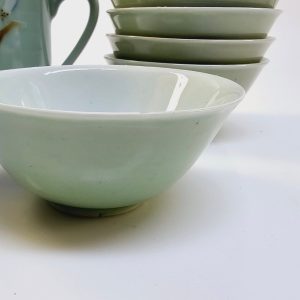 Exklusivt porslinsset 9– Kopp med lock och skålar i elegant grönt och blomdesign
