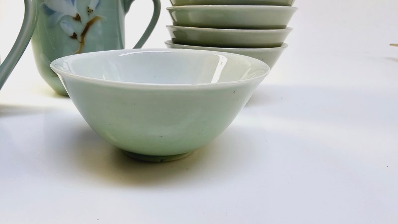 Exklusivt porslinsset 9– Kopp med lock och skålar i elegant grönt och blomdesign