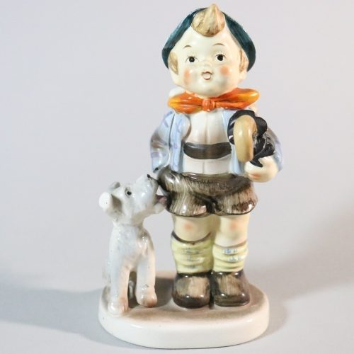 Figurin, pojke med hund, H 17cm